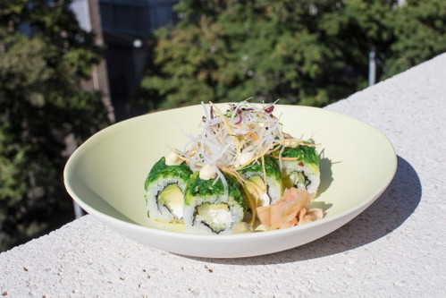 Vegi-Rolls mit Gurke, Avocado, Frischkäse, Spargel und Takuan-Sprossen