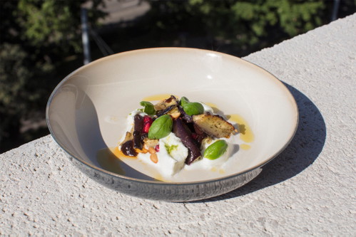 Geröstete Aubergine mit schwarzem Knoblauch, Jogurth, Mozzarella und Pinienkernen
