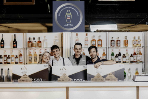 Kategorie »Alkoholisch« gesamt: 2. Simone Ferk, 1. Hans Jörg Prommer, Veranstalter Dominik Wolf und 3. Christopher Malle.