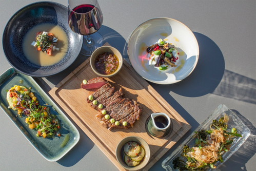 Rib Eye Steak mit Chimichurri-Mayonnaise und eingelegten Gurken