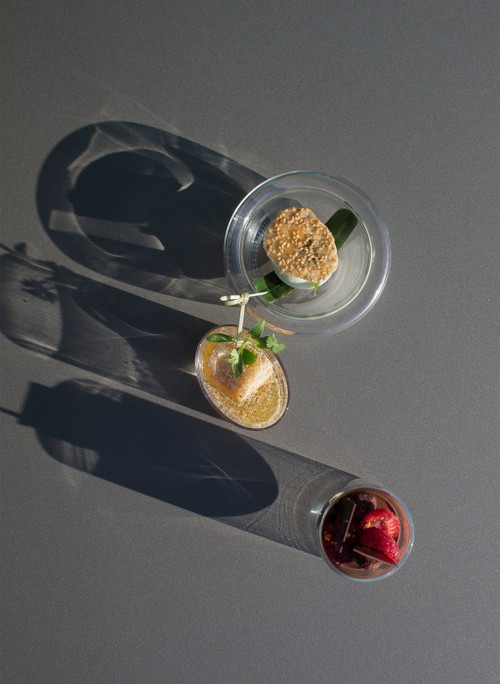 Kokos-Variation mit Zitrone und Jogurthsorbet, Akazien Komposition mit Haselnuss und Traubensorbet und Schokolade mit Eierlikörschaum und Pralineneis