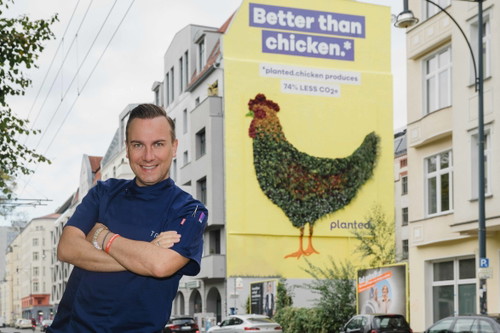 Tim Raue vor der «Better than-Kampagne» von Planted