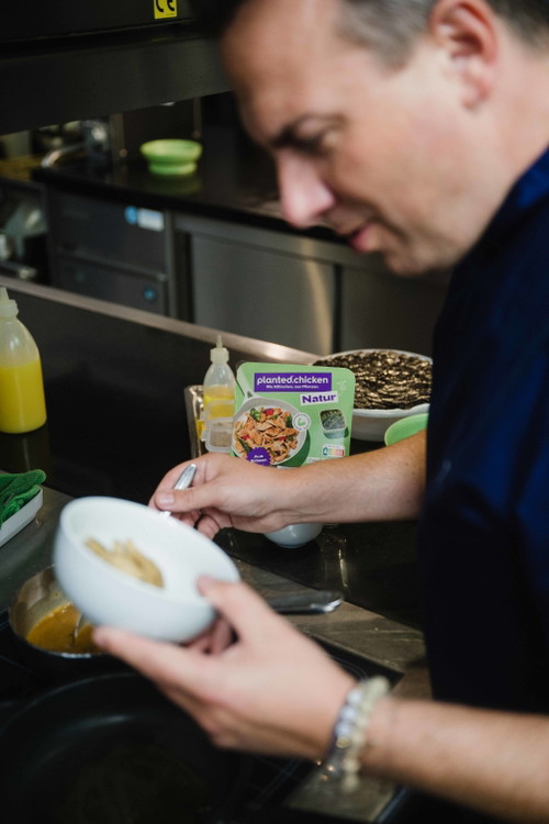 Tim Raue kocht mit Fleisch aus Pfanzen