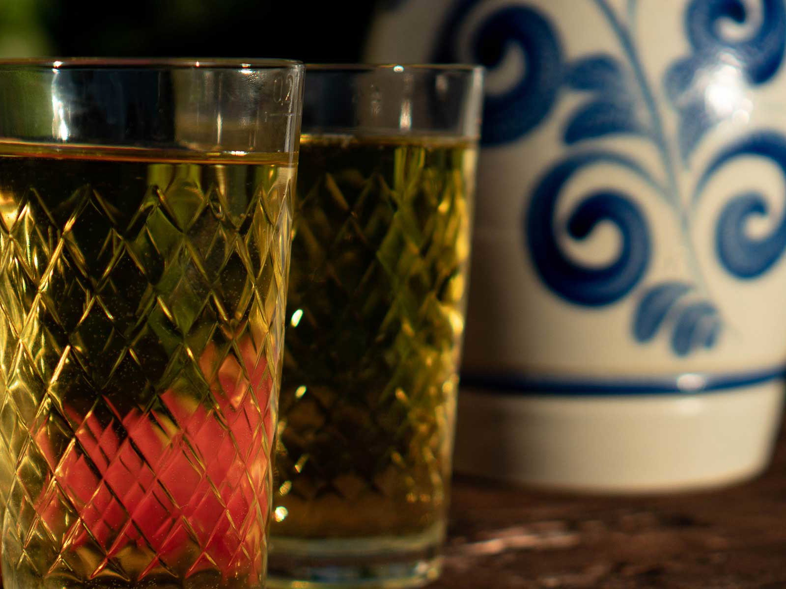 Der Apfelwein wird im Bembel und in Gerippten serviert.