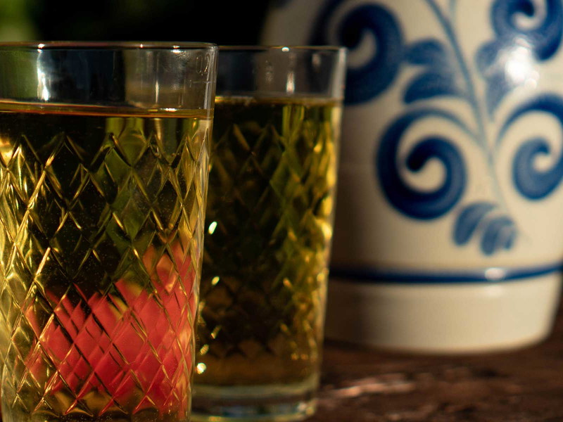 Der Apfelwein wird im Bembel und in Gerippten serviert.