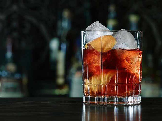 Wermut besteht aus einem in Alkohol angesetzten Kräuter-Auszug, der gesüsst und mit Wein aufgestockt wird.