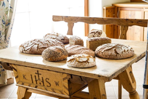 Das Mehl für die Backwaren der Biobäckerei »Mauracher«å wird in der hauseigenen Mühle gemahlen. Das Getreide dafür wächst direkt vor der Haustüre, auf den umliegenden Feldern.
