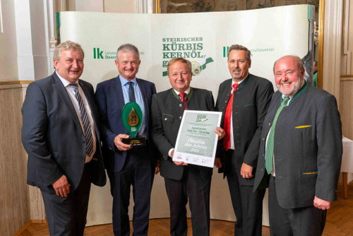 Der Titel »Ölmühle des Jahres« ging an die Agrarunion Süd-Ost mit ihrer Ölmühle in Grabersdorf. Leiter Sepp Christandl (2. v. l.) mit Obmann Alois Hausleitner (m.) und den Gratulanten Franz Labugger (l.), Reinhold Zötsch (2. v. r.) und Paul Kiendler (r.), Sprecher der Ölmühlen in der Wirtschaftskammer.