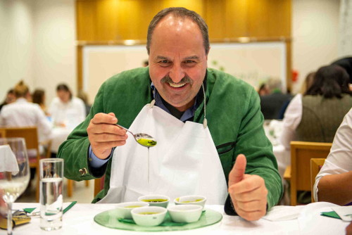 Johann Lafer bei der Verkostung: Steirisches Kürbiskernöl sei ein Juwel, das in der weltweiten Spitzen-Gastronomie Einzug gehalten habe.