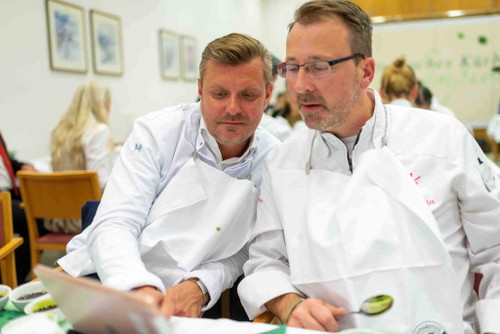 Die Spitzenköche Christof Widakovich und Christian Übeleis beim Kernöl-Test.