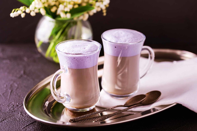 Blüten im Kaffee