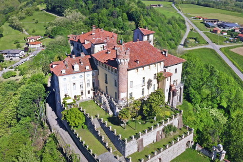 Die Lagen rund um das beeindruckende Castello di Castellengo lassen auf vielen kleinen Weinbergen hervorragende Weine entstehen.&nbsp;