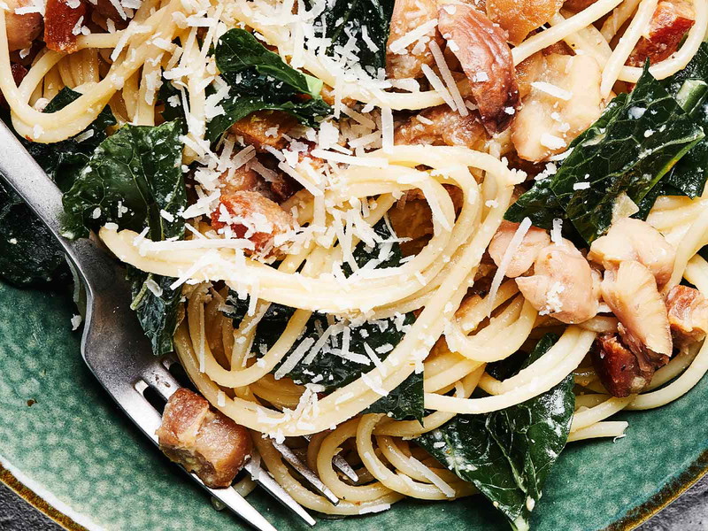 Spaghetti Carbonara mit Schwarzkohl und Maroni