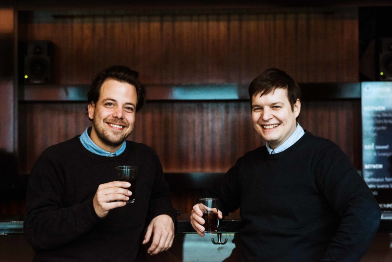 Kaspar Fenkart (l.) und Marius Frehner bieten ihren trinkigen Zürcher Wermut bewusst nicht zu teuer an.