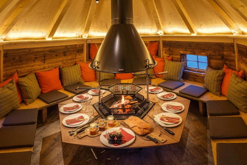 In den Mini-Chalets im Feuerdorf sind gemütliche Grillabende garantiert.