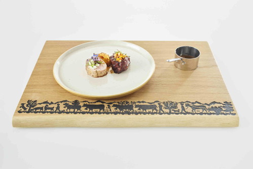 Hauptspeise des Siegers: Rosa gebratenes Kalbsfilet mit Wiesenkräutern von Urnäsch, geschmorte Kalbsbacke mit Jus, Wurzelgemüse und in Nussbutter gerösteter Blumenkohl.
