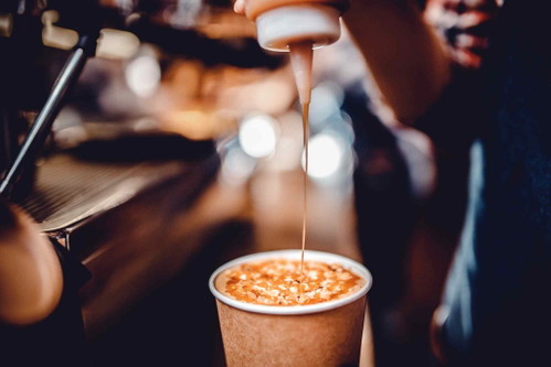 Ice cubes, syrup and take-away cups were unknown in Europe for a long time. American coffee chains made pimped coffees popular.