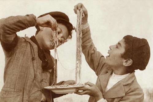 Pasta geht immer: In Italien gehören Nudeln zu jedem Essen – ob als Vorspeise, als Hauptgericht oder als schneller Snack zwischendurch. Bis zu 25 Kilo verdrückt rein statistisch gesehen jeder Italiener pro Jahr.