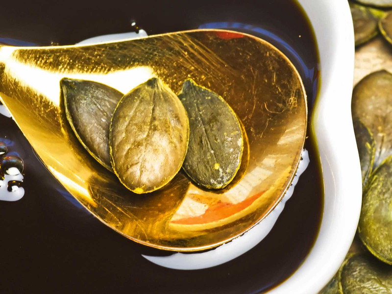 Der Stoff, aus dem die Steirer-Träume sind: Edles Kürbiskernöl ist nicht nur gesund, sondern vor allem auch wohlschmeckend. Entsprechend hält es auch immer öfter Einzug in der Top-Gastronomie.&nbsp;