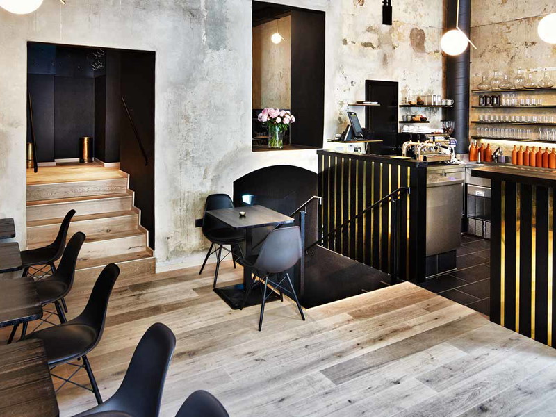 Im »O boufés« von Konstantin Filippou gibt es besten Naturwein im stylischen Ambiente.