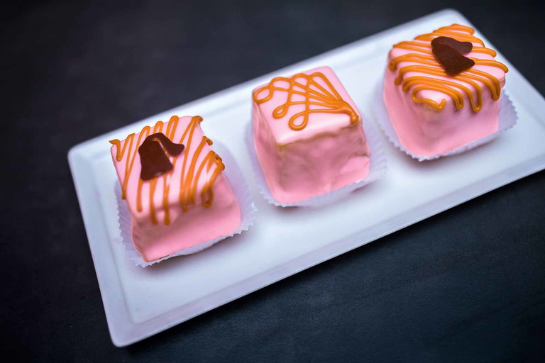 Orangen. Der Meinl-Patisseriechef kreierte zur Wiedereröffnung des Haupthauses eine neue Variation, bei der Orangenpunsch den Rum ersetzt und Orangenschokolade den braunen Kern verfeinert.