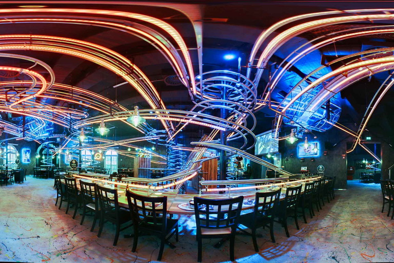Das Lichtkonzept im Rollercoaster Restaurant zieht viel Aufmerksamkeit auf sich.