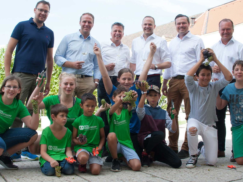 Archivbild: Bernhard Ernst (Fuhrgassl Huber), Michael Edlmoser, Thomas Podsednik (Cobenzl), Rainer Christ, Gerhard Lobner (Mayer am Pfarrplatz) und Fritz Wieninger mit Kindern des SOS-Kinderdorfes.