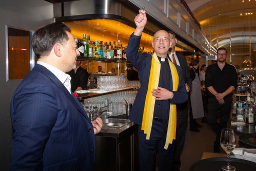 Dompfarrer Toni Faber segnete das neue Restaurant