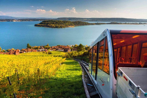 Die Standseilbahn bringt Besucher von Ligerz durch malerische Weinberge bis nach Prêles.