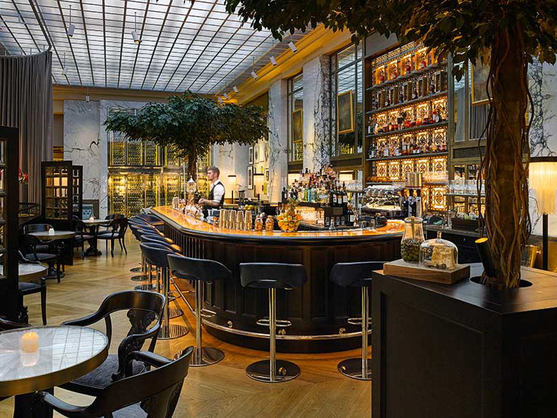 Die elegante Bar in der ehemaligen Kassenhalle