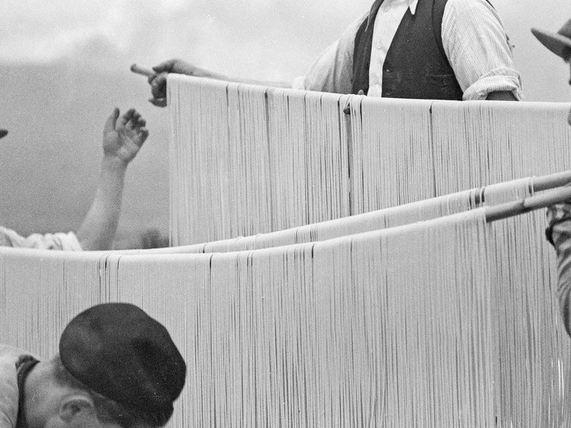 Traditionelle Pasta-Produktion im Italien der 1950er-Jahre. Nudeln sind auf der ganzen Welt gleichermaßen beliebt, in Italien aber sind sie ein Nationalheiligtum.