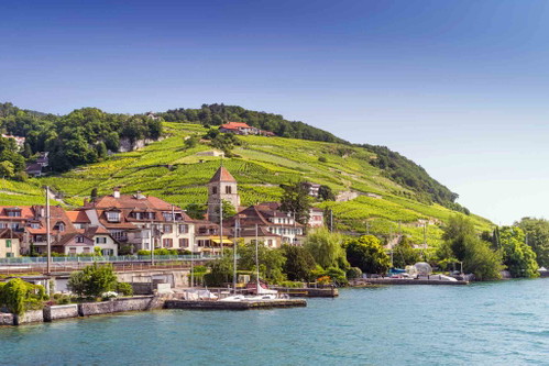 Das Winzerdorf Twann am Bielersee mit dem charakteristischen Kirchturm.