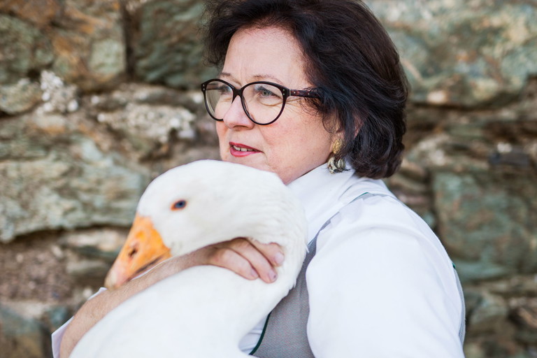 Iris Stromberger liebt ihre Gänse. Der respektvolle&nbsp;Umgang mit den Tieren ist für sie&nbsp;die einzige Möglichkeit.