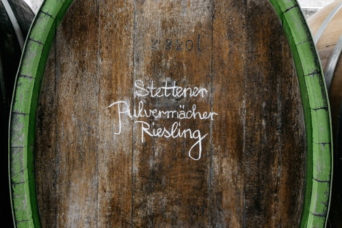 Das grosse Holzfass (Fuder, Stück oder Doppelstück) ist wie eh und je das beliebteste Gefäss zum Ausbau grosser Rieslinge.&nbsp;