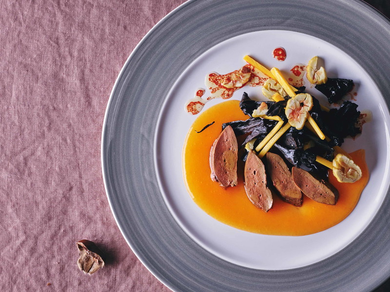 Köstliche Wildgansleber mit Herbsttrompeten, Kürbis, Kaki und Maroni.