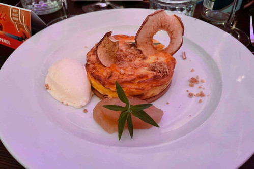 Genussapfel mit Eis und Schokolade.