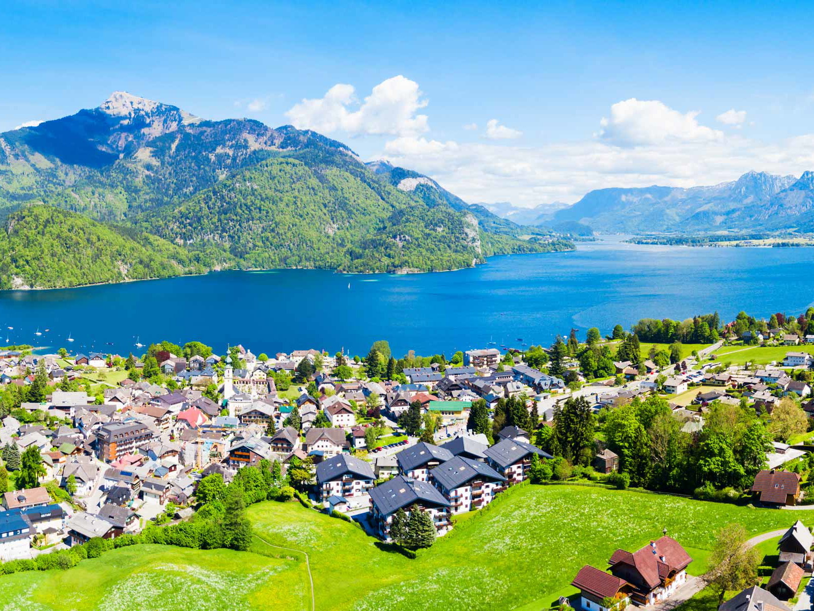 Panoramasicht auf den See St. Gilgen und den Wolfgangsee im Salzkammergut