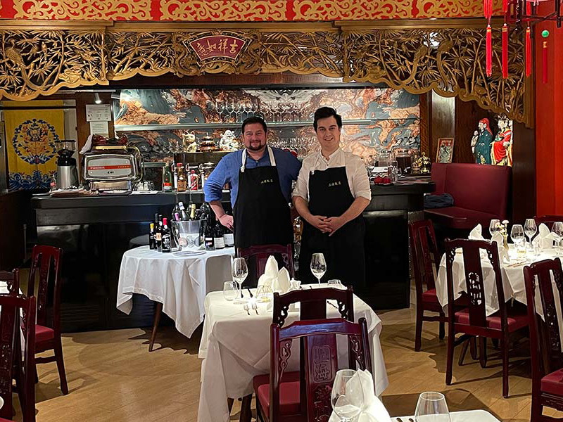 Weinhändler und Sommelier Robert Stark mit Gastgeber Tim Urban