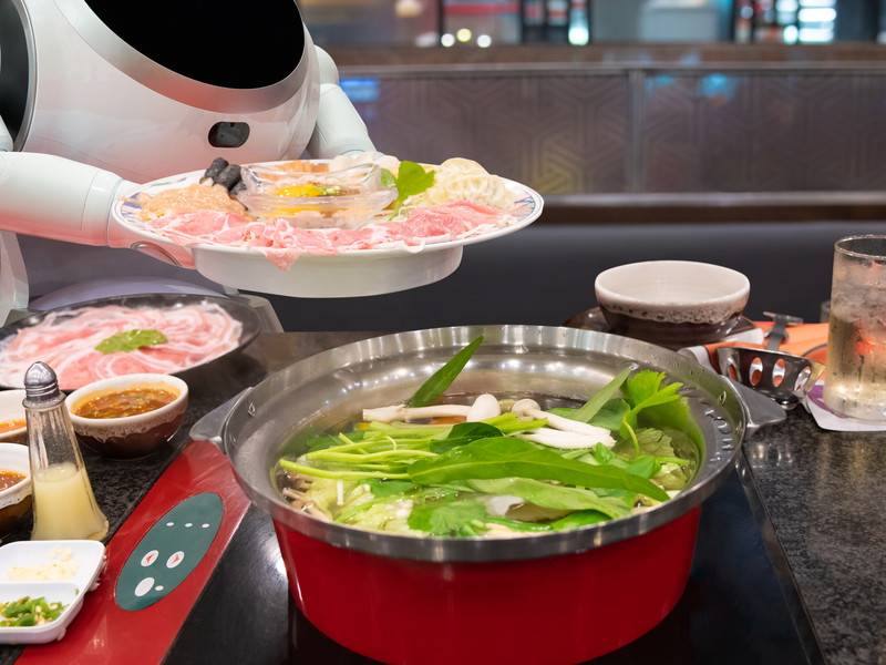 A&nbsp;robot&nbsp;brings customers their food.&nbsp;