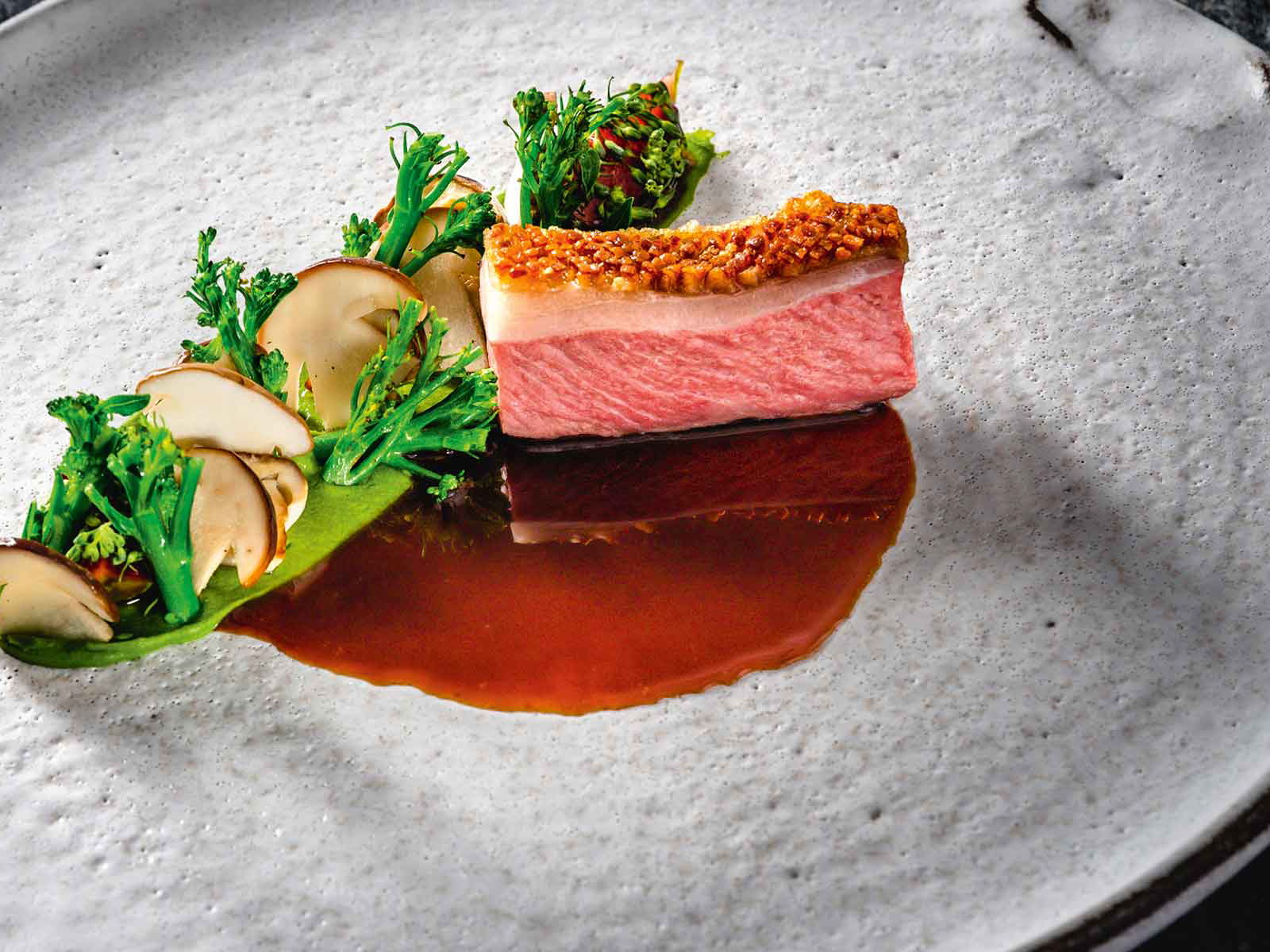 Rutzenmoser Bio-Lamm, wilder Brokkoli und heimische Feigen-Steinpilze von Lukas Nagl vom Restaurant »Bootshaus« am Traunsee.