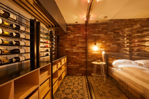 In der Wein-Suite des «Weinhaus am Bach» nächtigt man direkt neben dem begehbaren Weintresor.