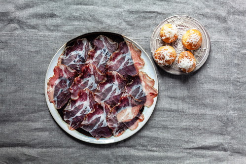 Wollschweinschinken,&nbsp;18 Monate gereift, und Gougères mit Marcel Petit Comté
