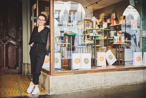 Sarah Stähli vor dem neuen Laden