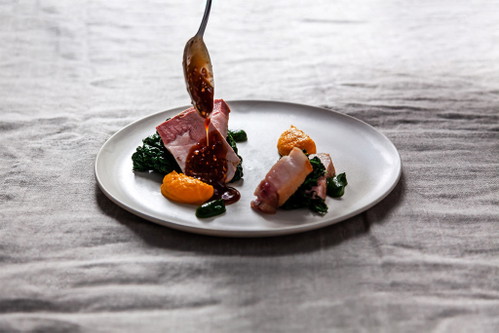 Gegrilltes Duroc Schwein mit fermentierten Rüebli und Cavolo Nero an Senf Jus