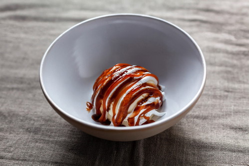 Quitten-Semifreddo mit Salted Caramel und Meringue