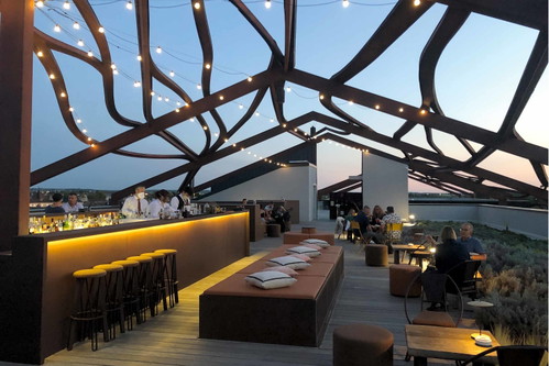 Die hoteleigene Rooftop-Bar »Guinguet´« des »Hotel Chais Monnet«.