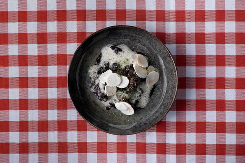 Hirschragout mit getrockneter Johannisbeere und Pilzschaum
