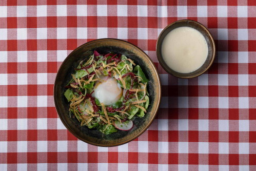 Nüsslisalat mit lauwarmen Ei und brauner Butter-Hollondaise