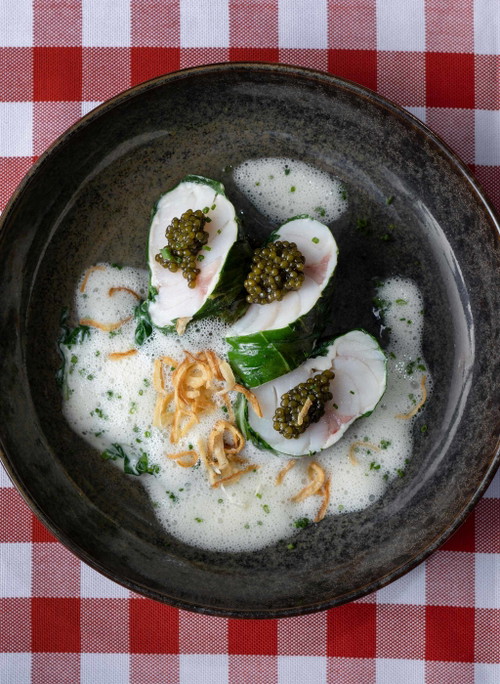 Zander-Capuns mit Blanc de Noir-Schaum und Kaviar