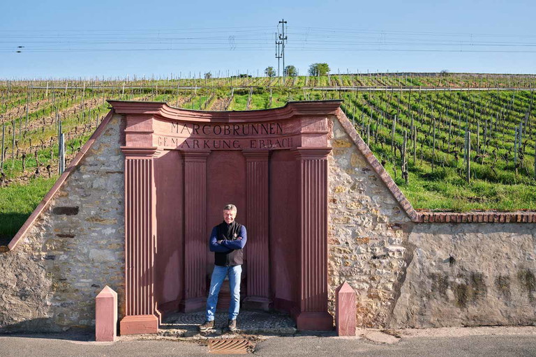 Posiert stolz vor dem Marcobrunnen: Gunter Künstler, der 2021 seinen ersten Marcobrunn gekeltert hat.